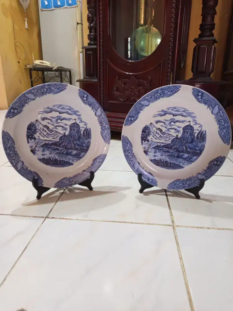 Piring keramik pajangan