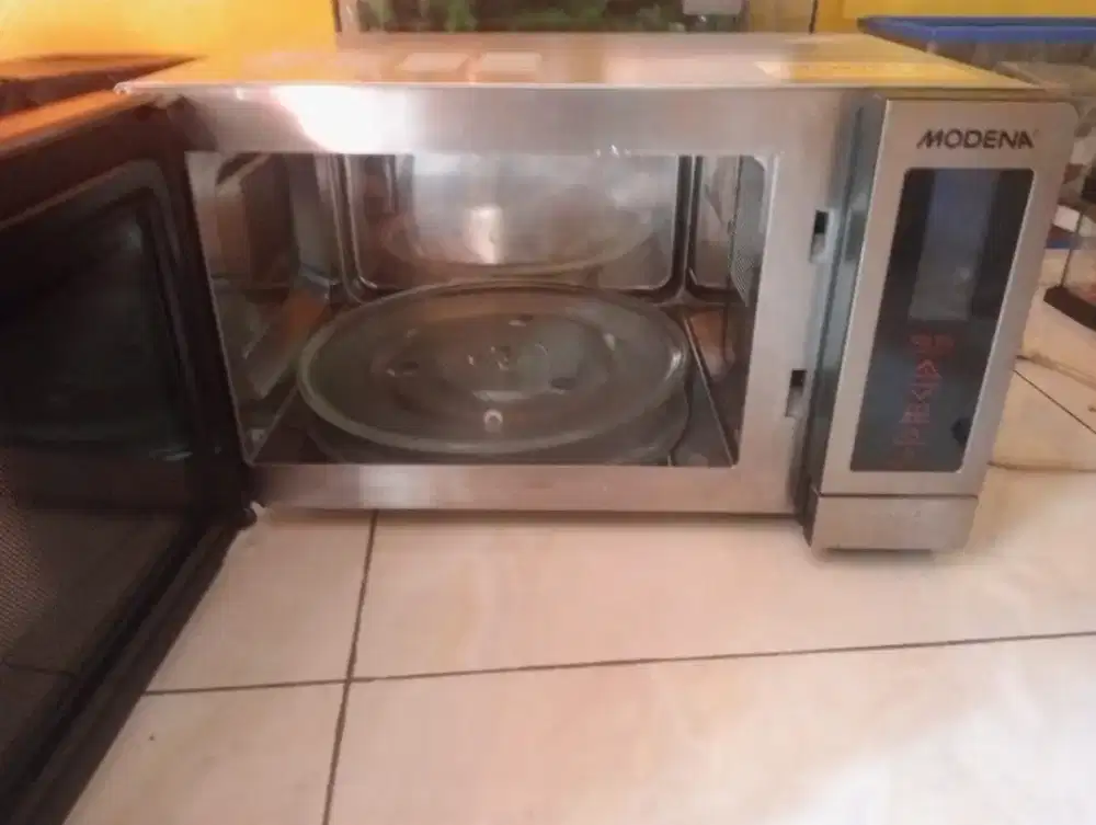 microwave oven merek Modena. 