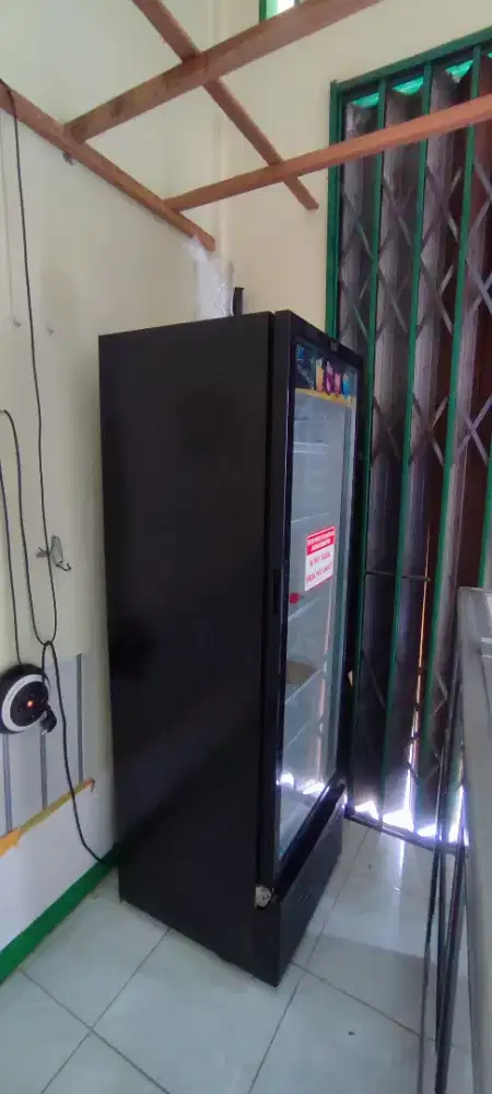 Kulkas kaca hitam masih baru , nego tipis