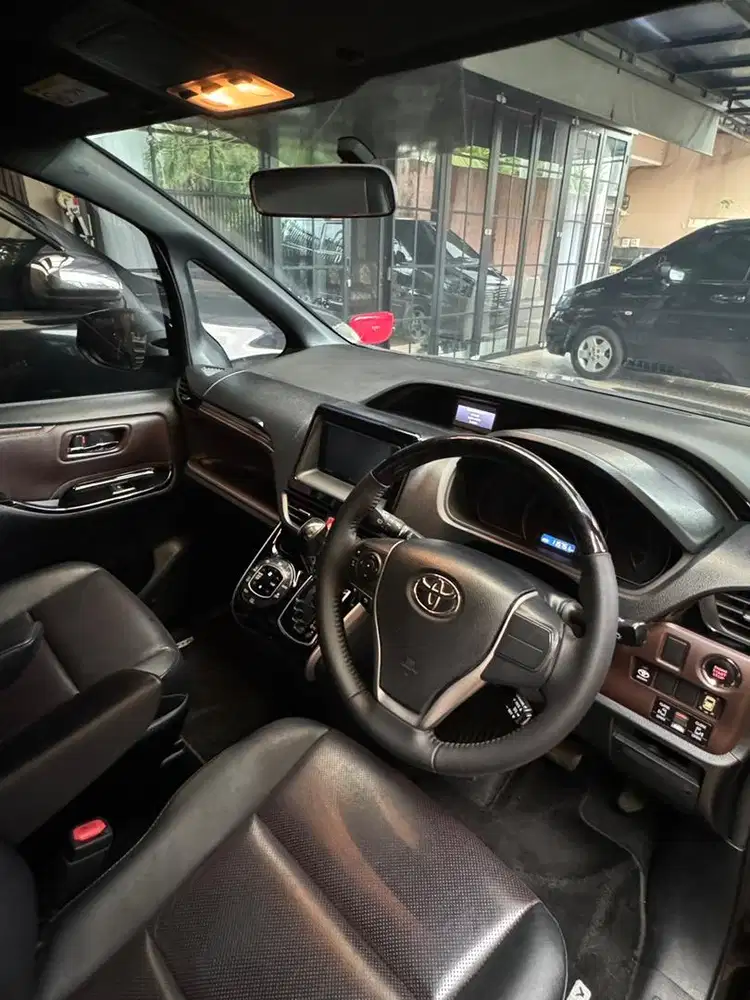 Jual Toyota VOXY AT 2017/18 Hitam