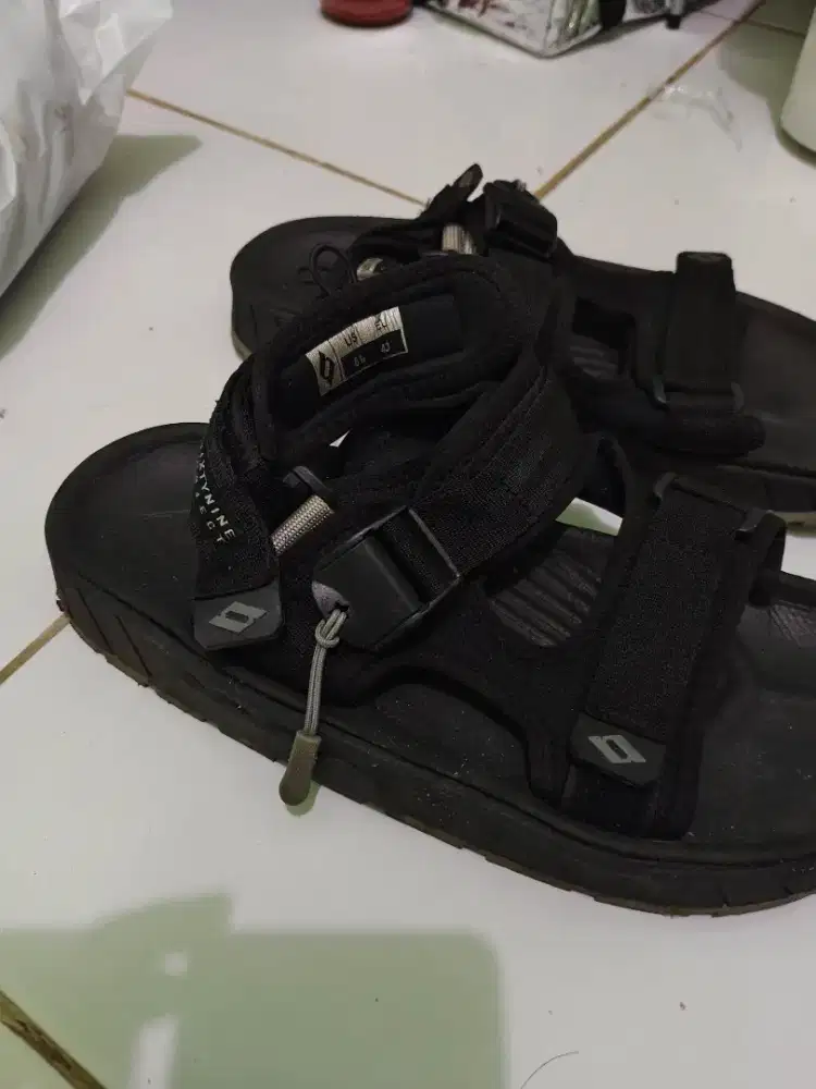 SENDAL GUNUNG SIZE 43