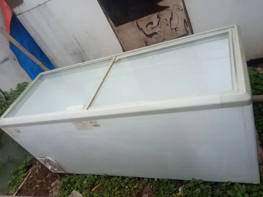 Freezer Sleding kaca Datar Merk Starcool 600 L