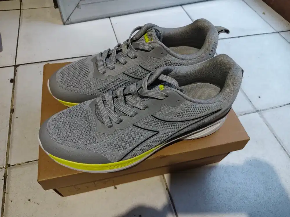 Sepatu jogging Diadora size 43