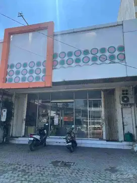SHOWROOM Bratang Gede cck utk usaha, ktr, klinik Resto jln ramai, ada halaman parkir didpn