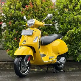 Piaggio Vespa GTS 150 4V IGET ABS LED FACELIFT TAHUN 2019 warna Kuning