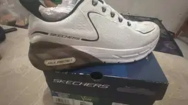 Di jual sepatu skechers original..
