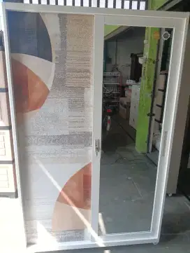 Lemari pakaian dari besi ada rodanya