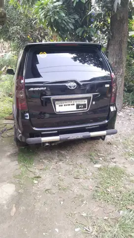 Mobil Avanza 2005