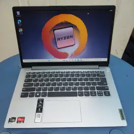 Lenovo  Ryzen 7000 8GB/256 GB Windows 11 batre awet