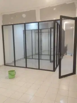 Partisi kaca ruangan kantor