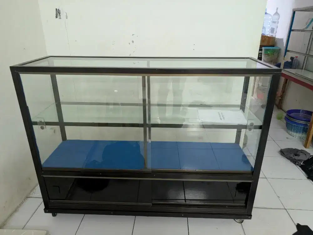 etalase kaca model counter hp yah pakai karpet size 1,5 m x 1,2 m