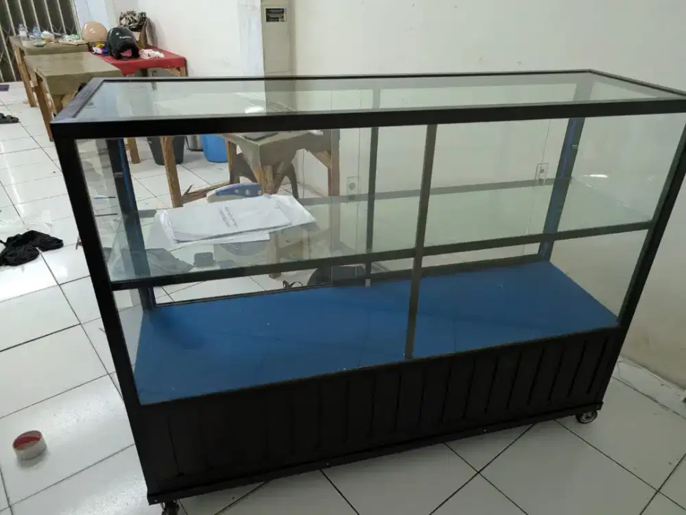 etalase kaca model counter hp yah pakai karpet  size 1,5 m x 1,2 m