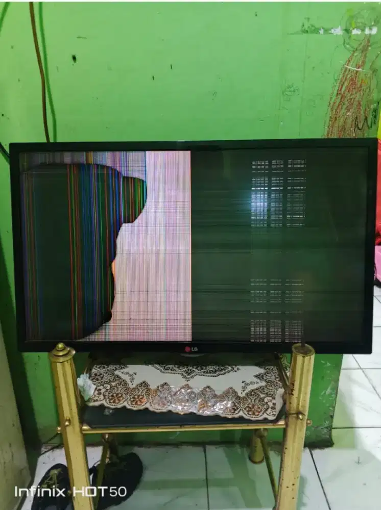 Tv LG 32inch layar pecah seperti digambar
