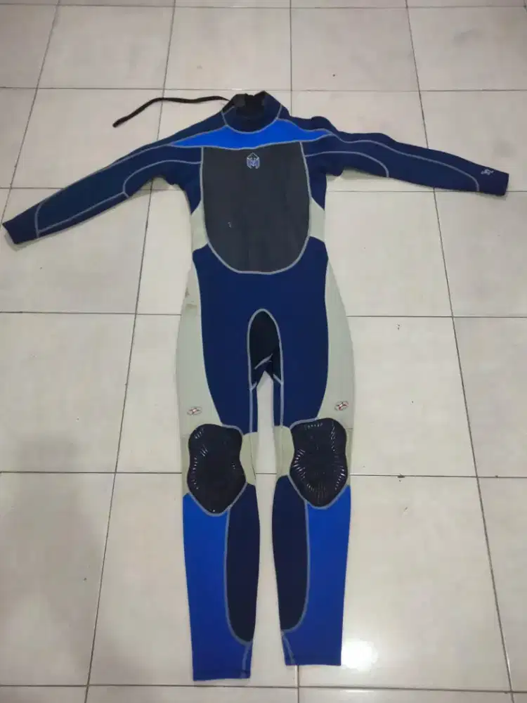 Baju selam untuk renang, dipakai badan jadi hangat. Ukuran xl