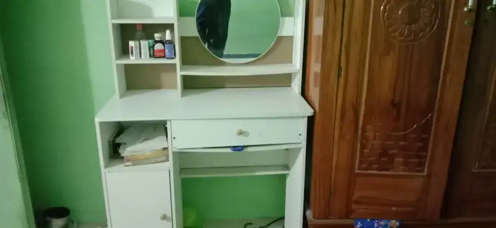 Meja rias multifungsi dengan warna putih yang elegan