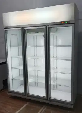 Jual showcase 3 pintu mrk GEA