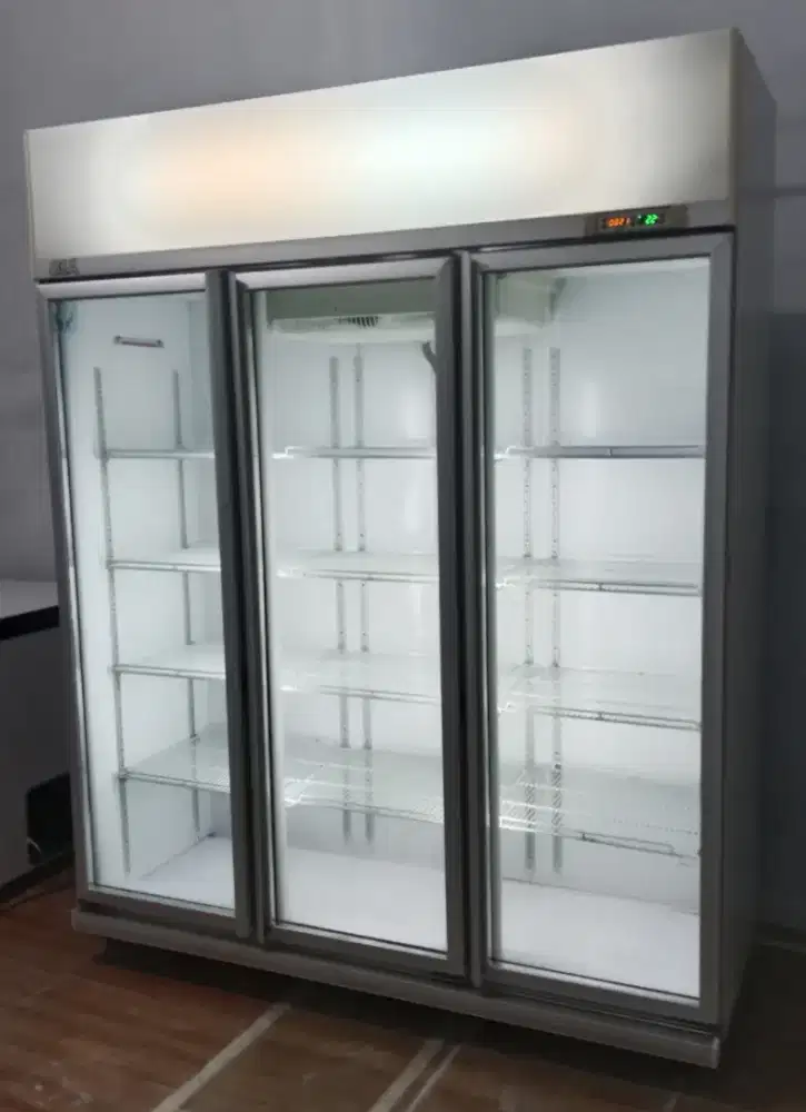 Jual showcase 3 pintu mrk GEA