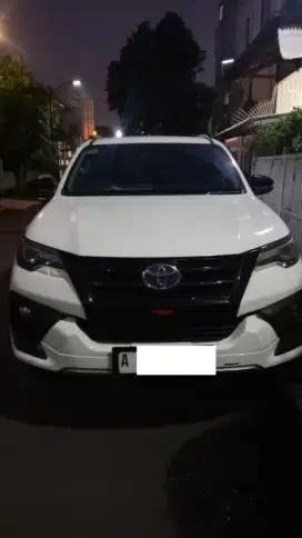 Toyota Fortuner 2,4 VRZ 4x2 A/T 2018 (Putih)