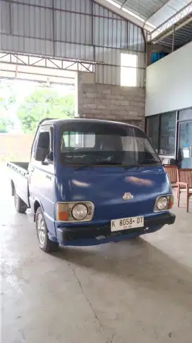 Toyota HiAce pickup biru 1983