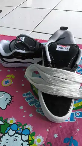 Sepatu anak sekolah