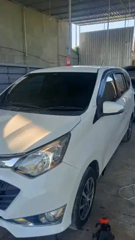 Kaca film mobil panggilan