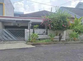RUMAH / KANTOR SIAP HUNI DI JL MAWAR BRUMBUNGAN SEMARANG TENGAH