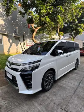 Toyota voxy 2018 putih