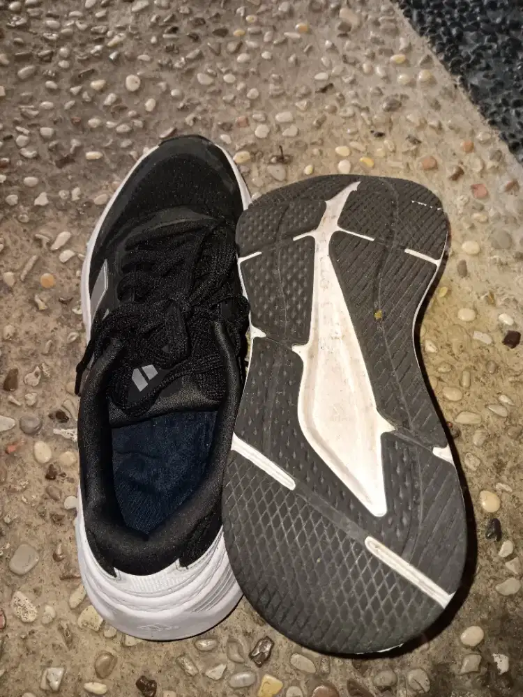 Sepatu addidas hitam msh baru pakai beberapa x