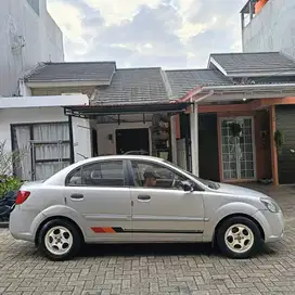 Kia Rio 2011 sedan bisa tukar tambah