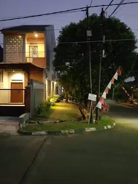 DISEWAKAN RUMAH 2 LANTAI - LOKASI STARTEGIS