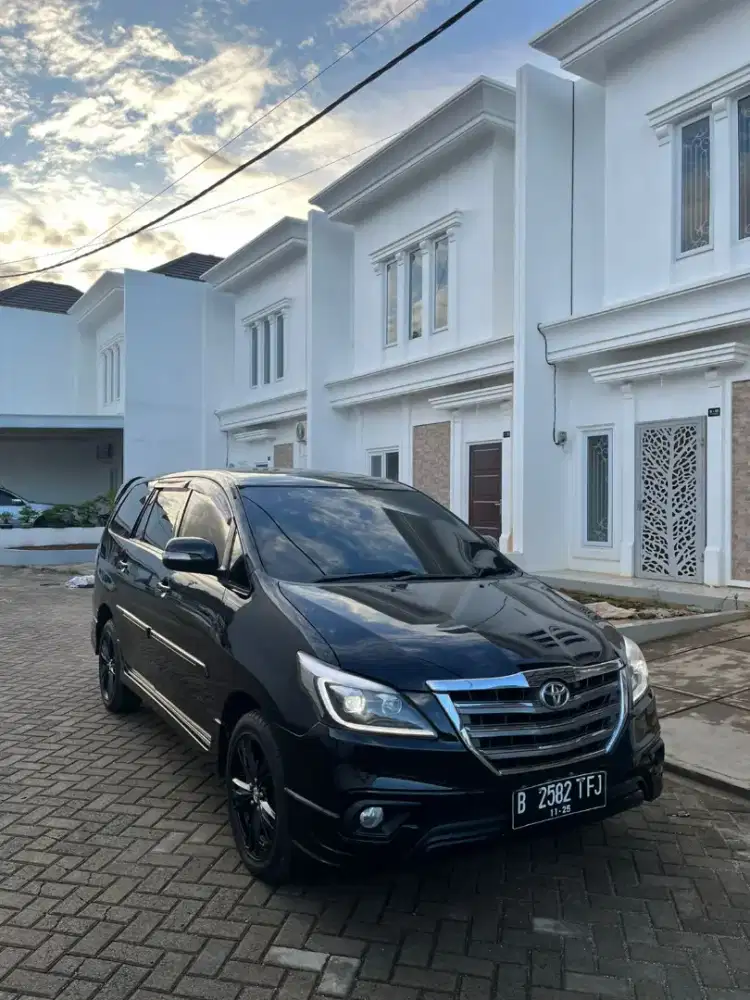 INNOVA G A/T LUXURY