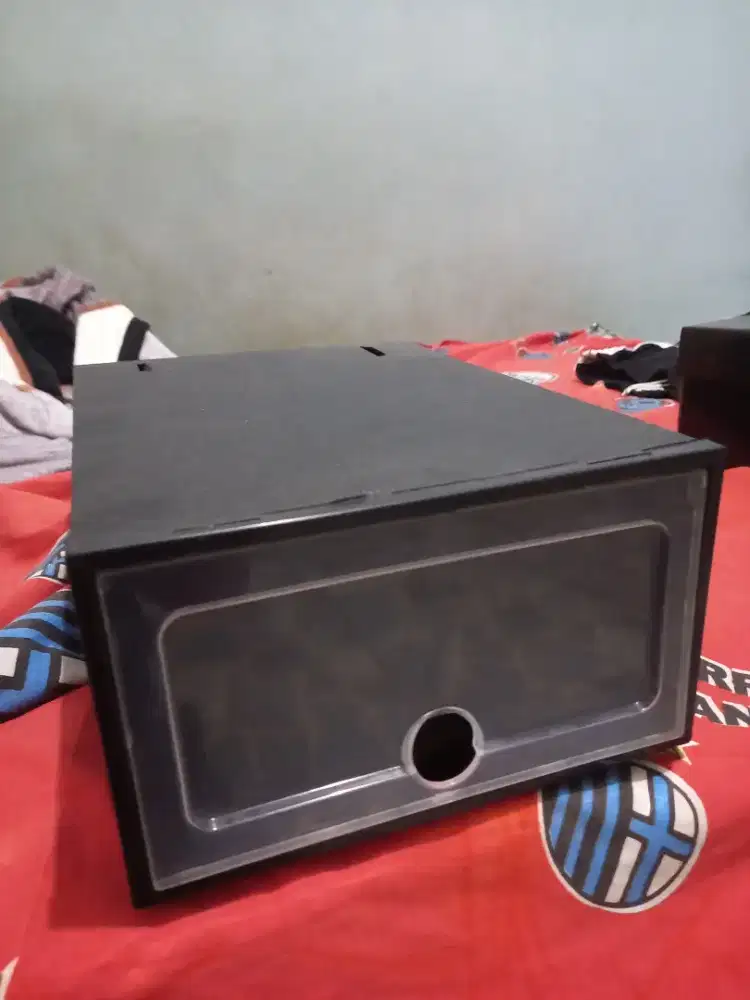 Kotak sepatu atau tas.
