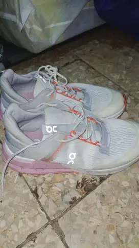 Sepatu runing on cloudnova