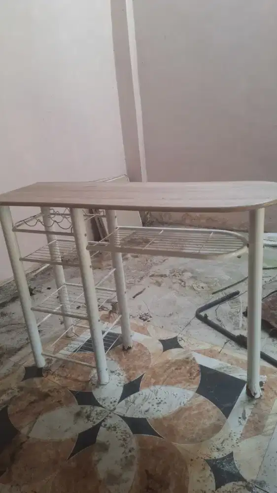 Meja Minibar, tirisan piring gelas