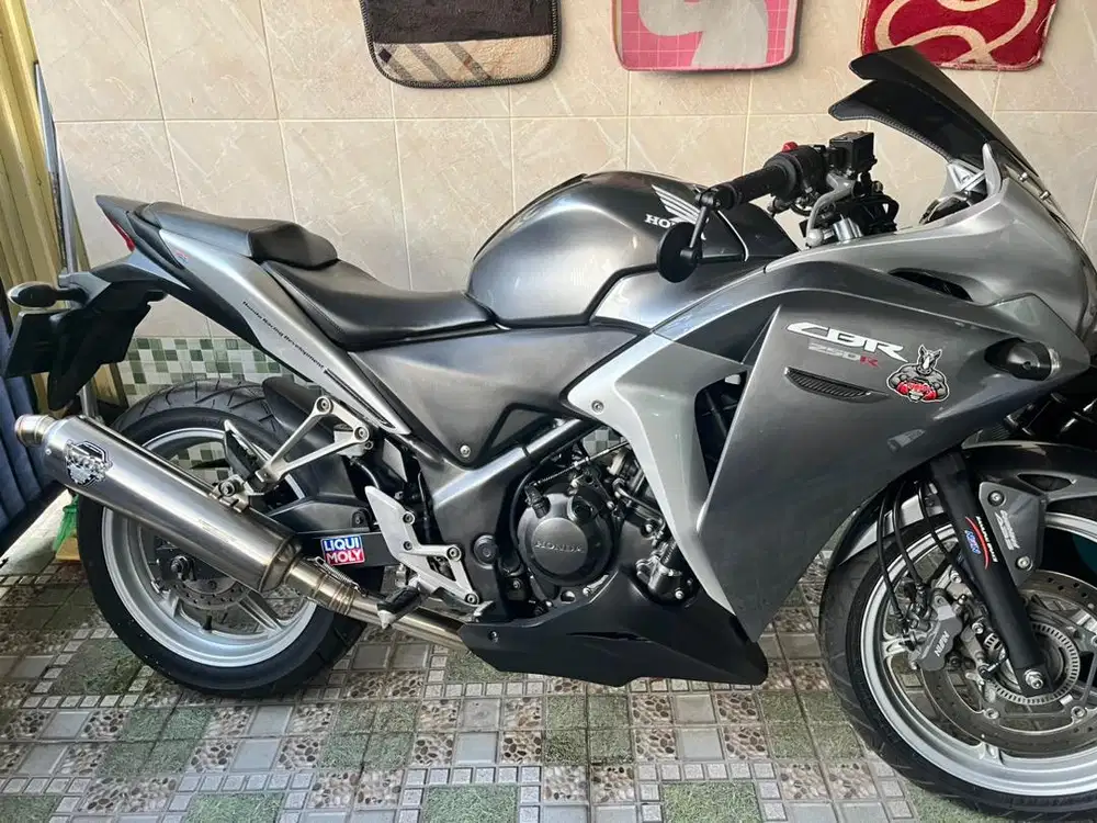 HONDA CBR  250 R SILVER