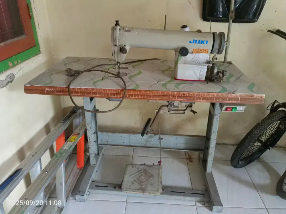 Mesin jahit juki
