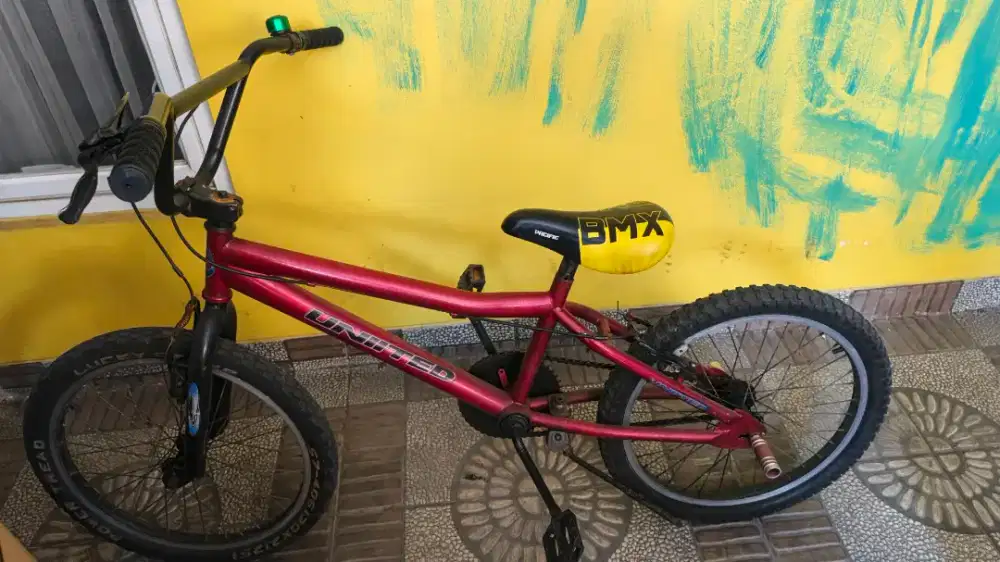 Sepeda United BMX Ukuran 20 inch Warna Merah Siap Pakai