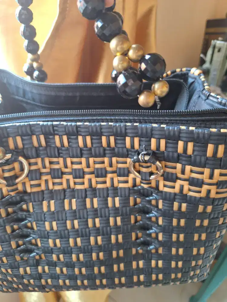 Tas anyam ukuran besar