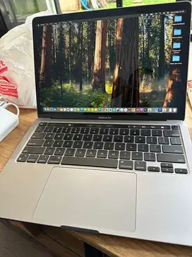 macbook pro 13” M2 512GB