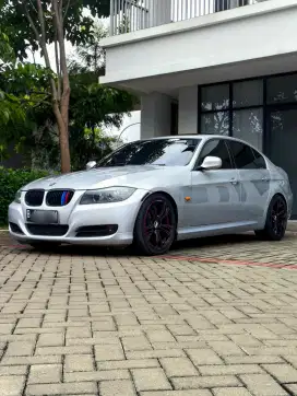BMW E90 325i LCI Silver on Red (Rare)