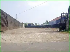 Tanah Pekarangan Utara Hotel Hyat Palagan: Tepi Aspal