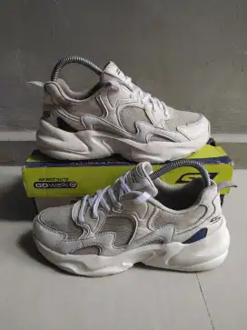 Sepatu Skechers preloved size 37.5