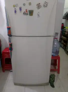 Kulkas Sharp 2 Pintu Jumbo
