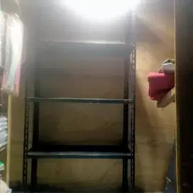 Jual rak besi bolong 4susun warna itam kondisi msh bagus besi tebel