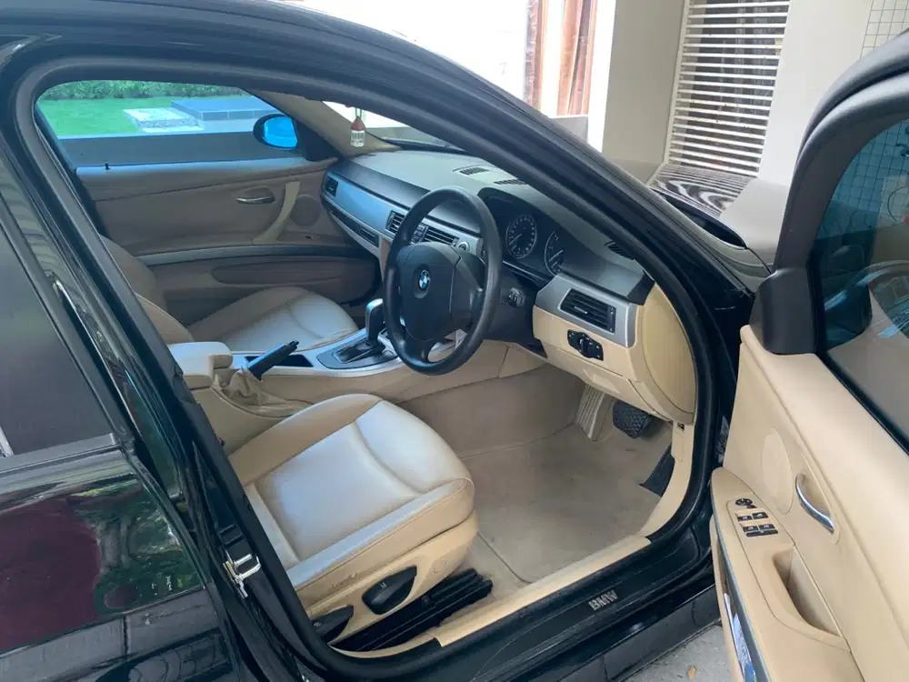 BMW E90 320i Hitam 2008