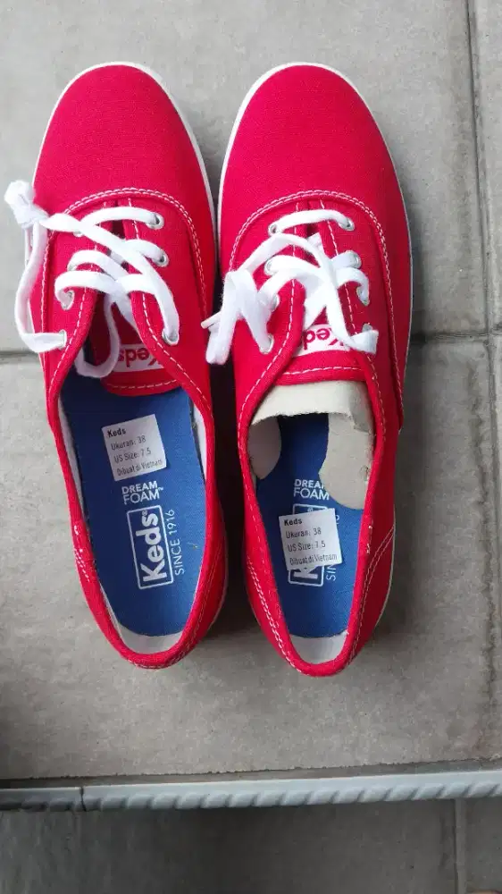 Sepatu wanita sport keds merah