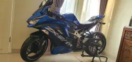 Di jual kawasaki Ninja ZX25R tipe ABS low KM Biru hitam