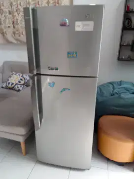 Dijual murah Kulkas 2 pintu merek LG inverter size Basar