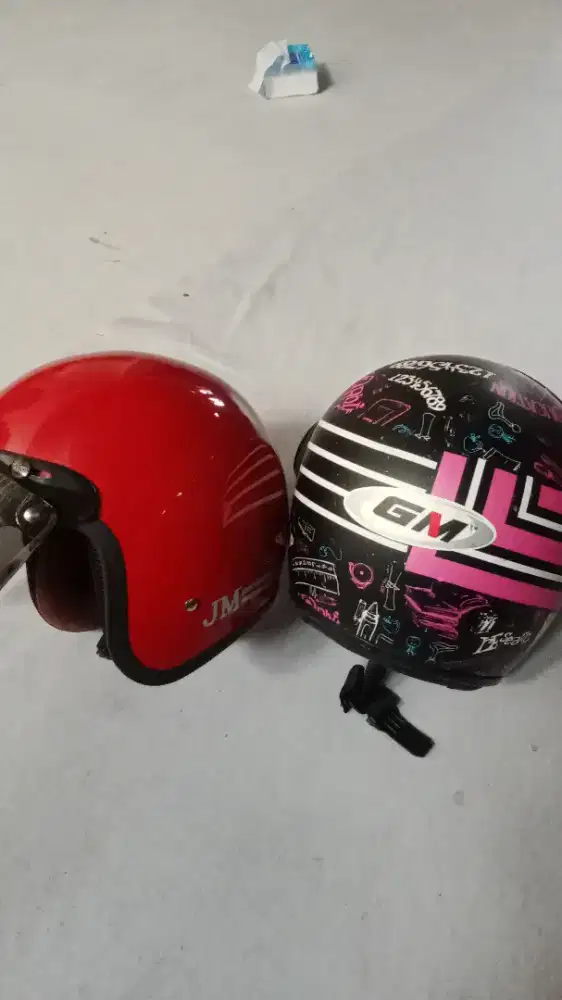 Di jual  dua buah helm Rp.200.000 kondisi msh layak pakai