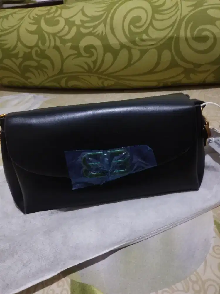 Tas selempang hitam